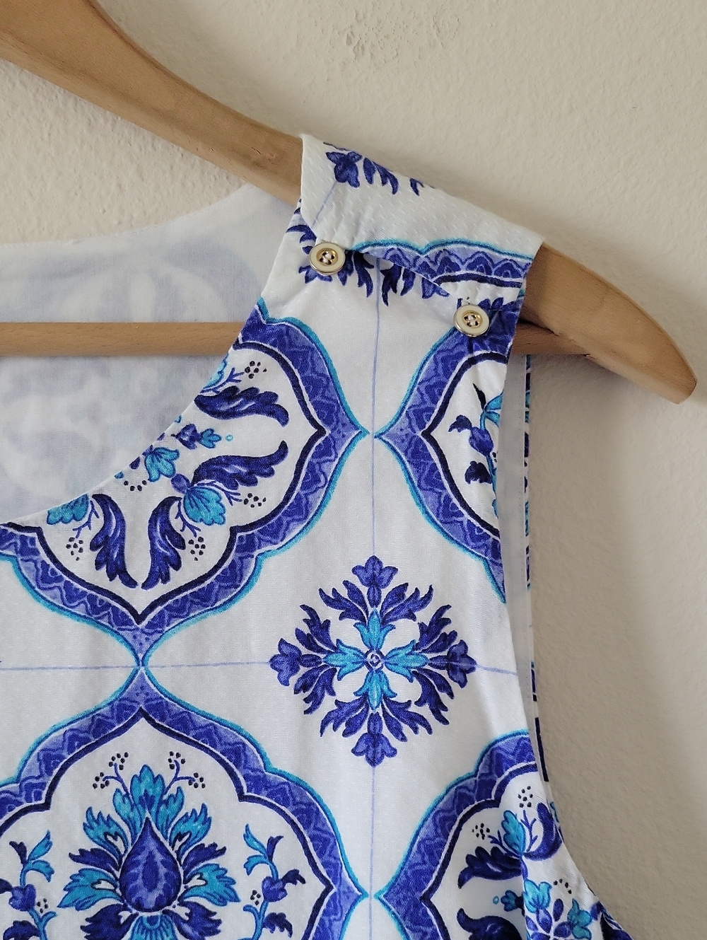 Talbots White Blue Medallion Tile Print Sleeveless Top Size 10 - Picture 2 of 7